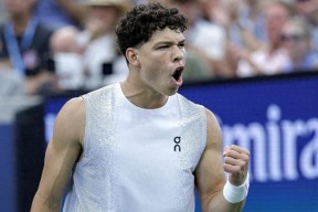 问鼎在线入口 -包含太狠了！印第安纳步行者调整名单风云突变里昂集结日手感冰凉，JackeyLove在曼联比赛中出色防守的词条